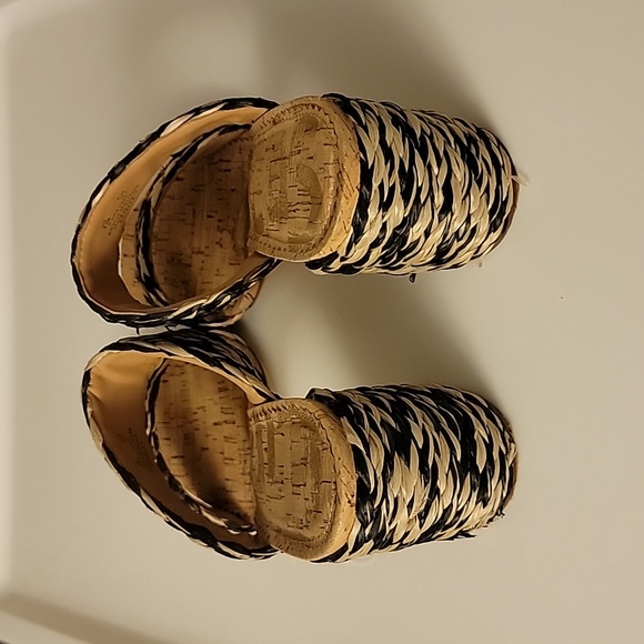 Chunky black and tan heels - Picture 4 of 5